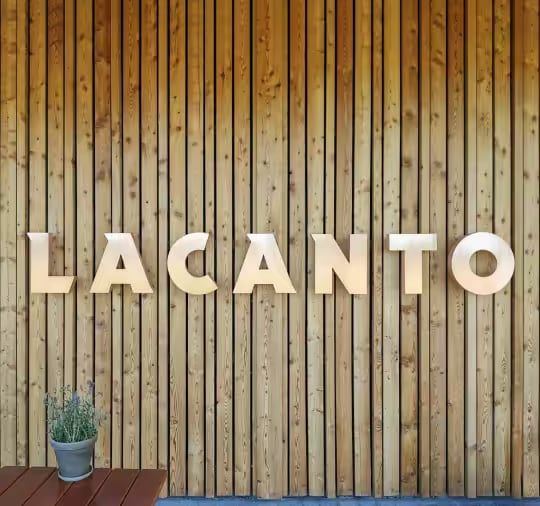 LACANTO-Schriftzug an einer Holzwand